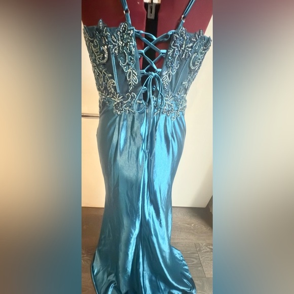 Elegant Blue Embellished Gown Size 10 - Picture 3 of 13